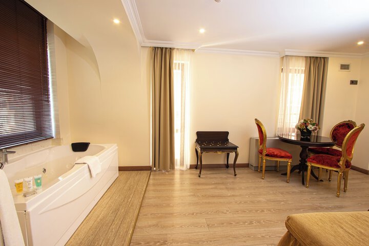 Room 25 of 74