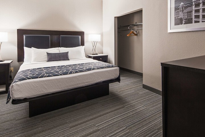 1 King Bed Microwave and Refrigerator Shower Only Full Breakfast (13 of 14)