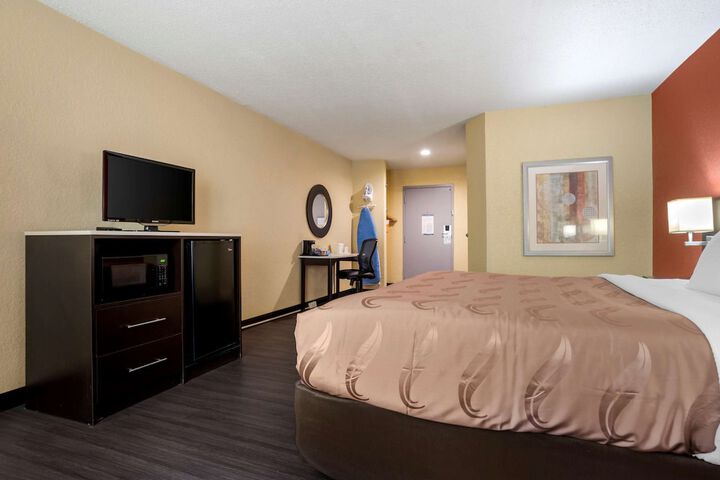 1 King Bed (3 of 18)