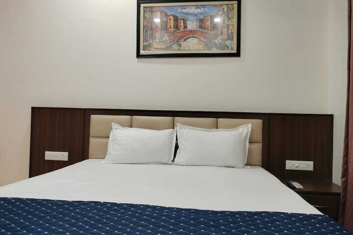 Room 4 of 10
