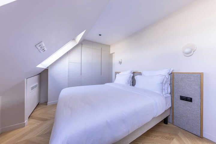 Room 53 of 158