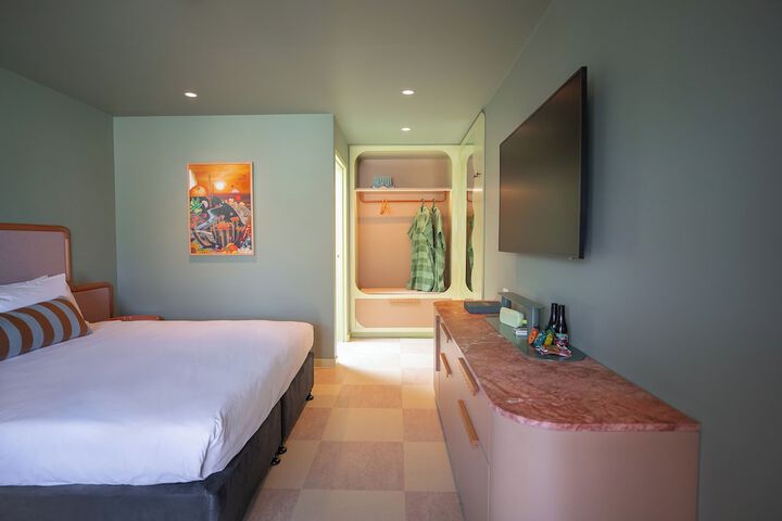 Room 8 of 19