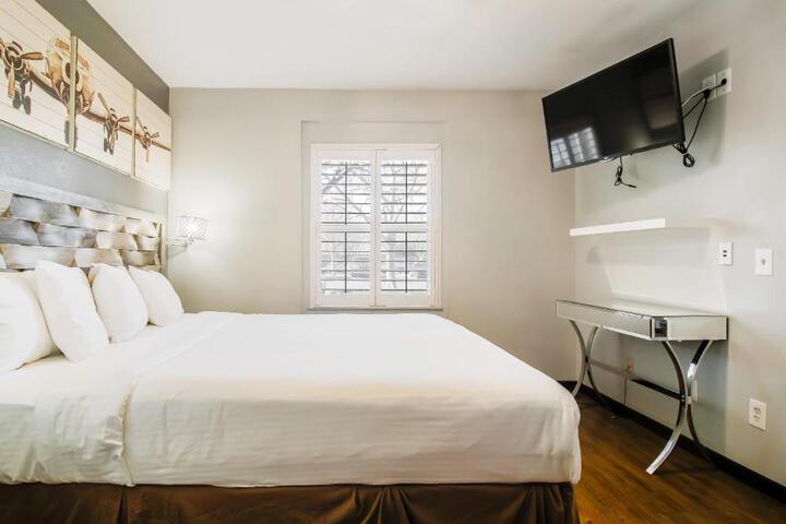 1 Bedroom Executive Suite King Bed (29 of 29)