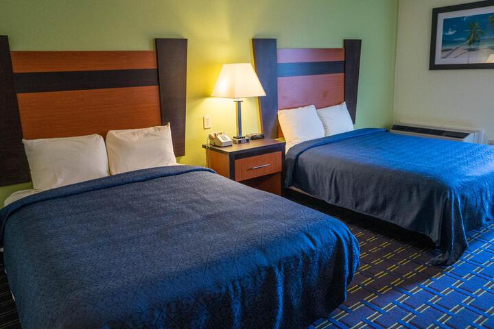 2 Queen Beds (1 of 10)