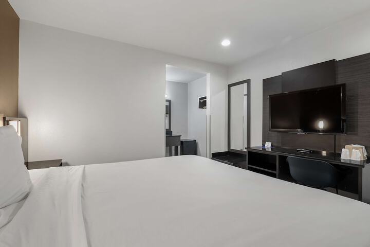 1 King Bed (1 of 6)