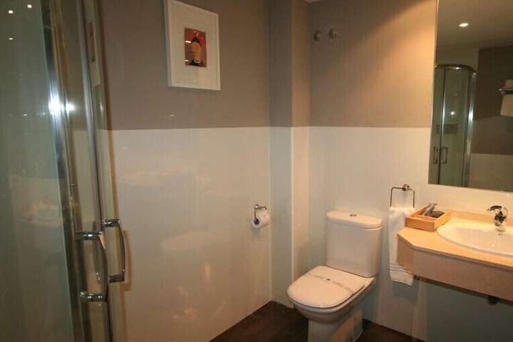 Room 4 of 32