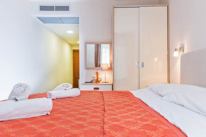 Room 12 of 94