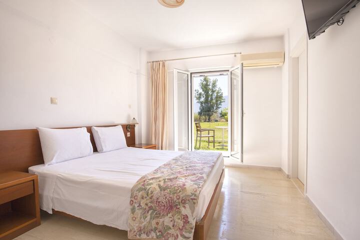 Room 4 of 83