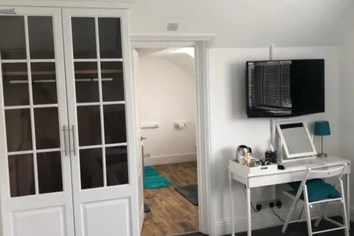 Room 4 of 11