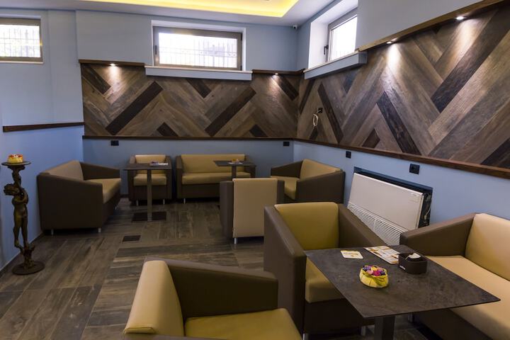 Lounge 108 of 121