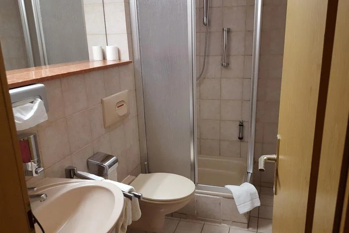 Room 7 of 11