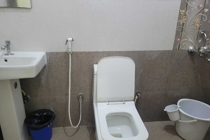 Room 5 of 8