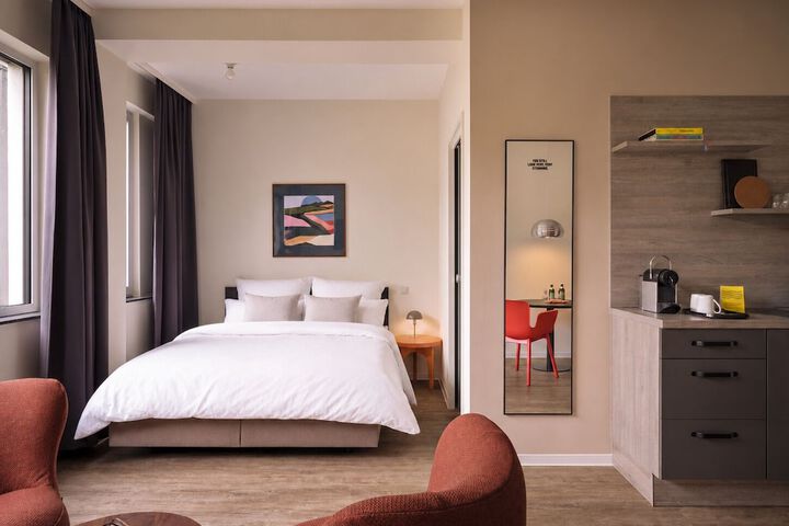 Room 9 of 26