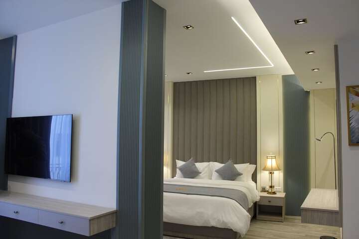 Room 6 of 42
