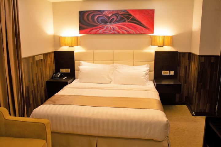 Room 28 of 107