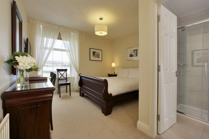 Room 5 of 16