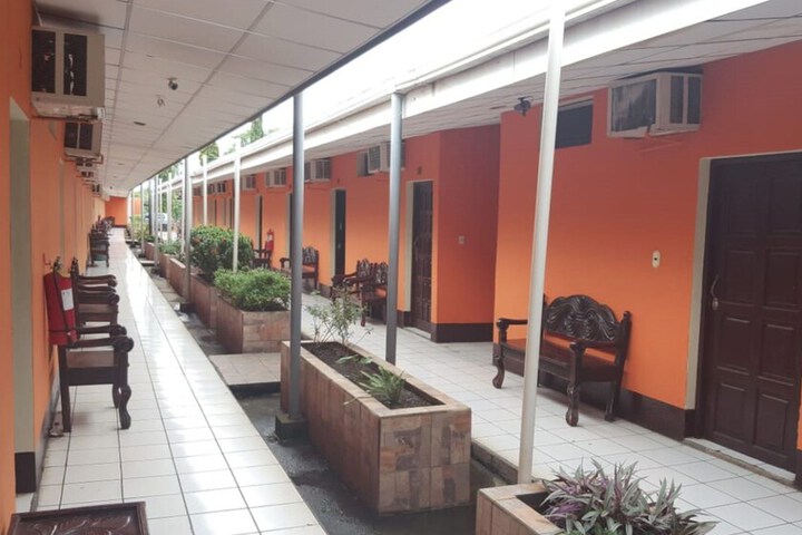 Ballroom/Hall 8 of 10