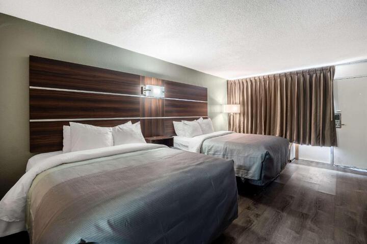 2 Queen Beds (3 of 6)