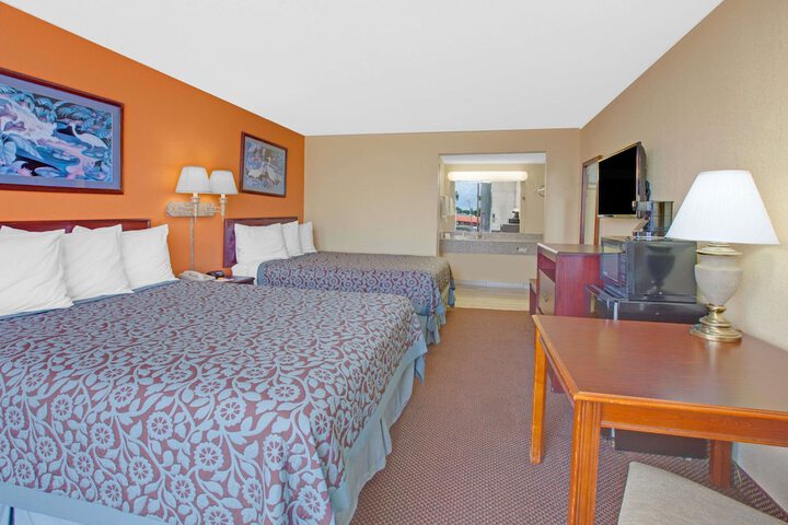 2 Queen Beds (5 of 8)
