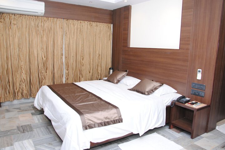 Room 4 of 16
