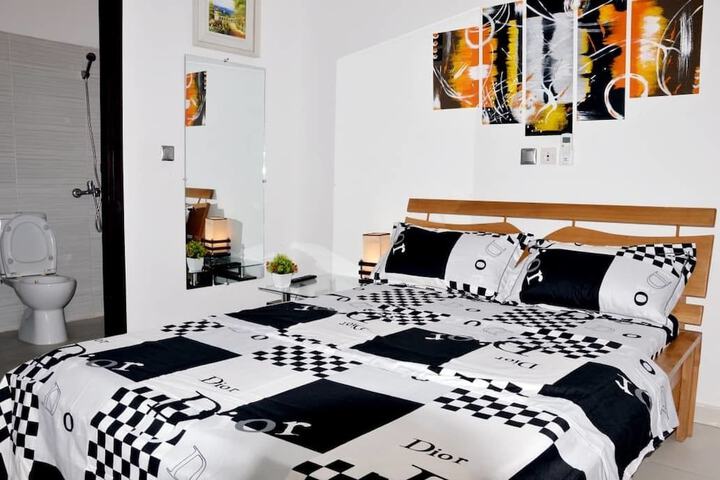 Room 7 of 16