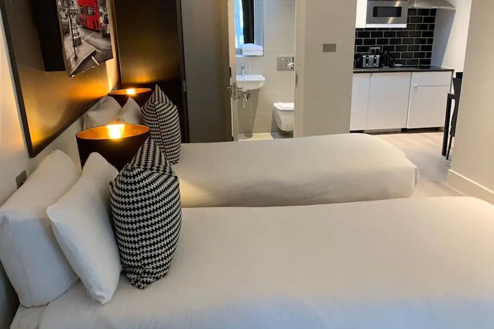Room 33 of 80