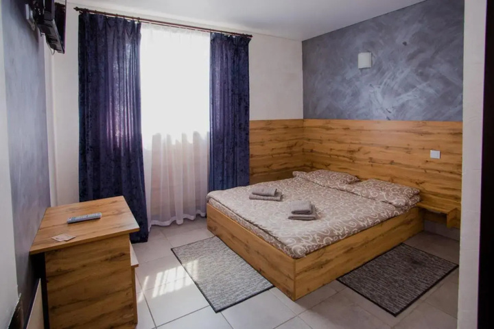 Room 7 of 9