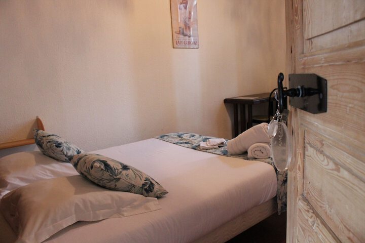 Room 8 of 33