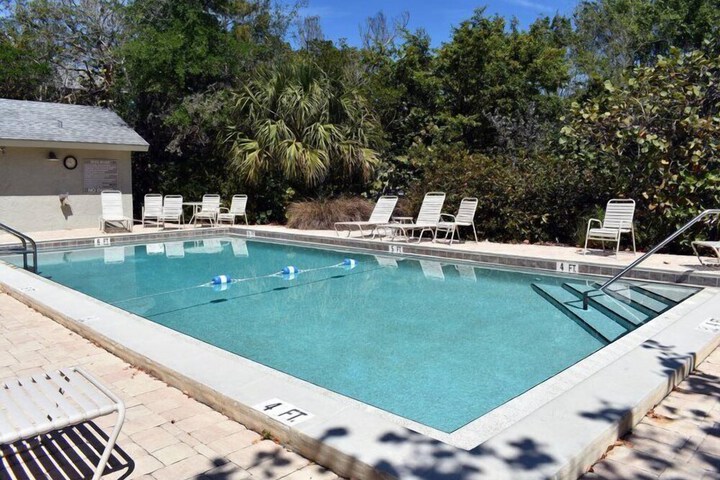 Pool 20 of 33
