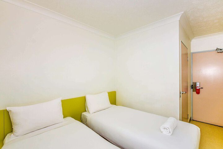 Room 13 of 38