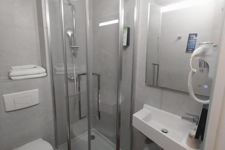 Room 52 of 75