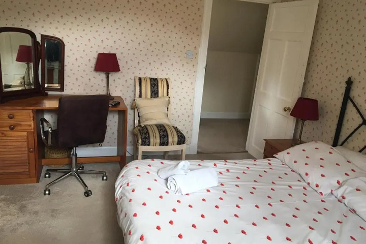 Room 4 of 12