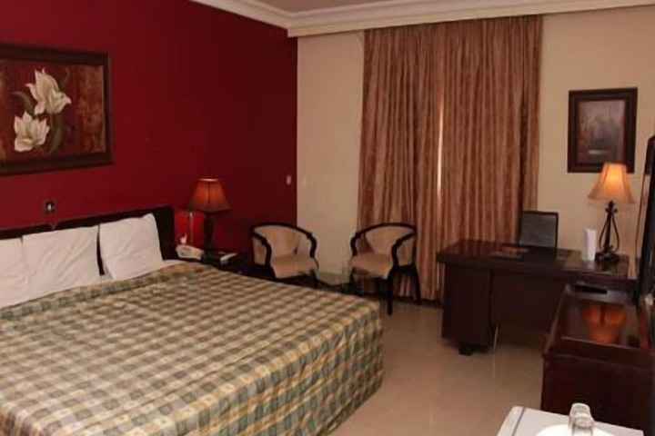 Room 6 of 11