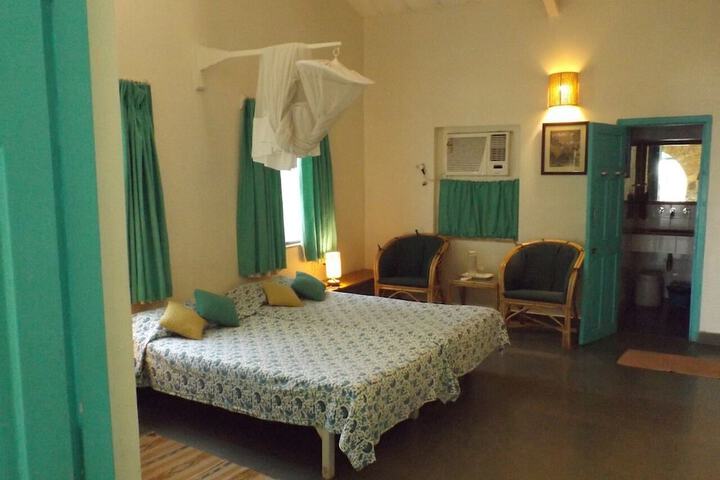 Room 33 of 233
