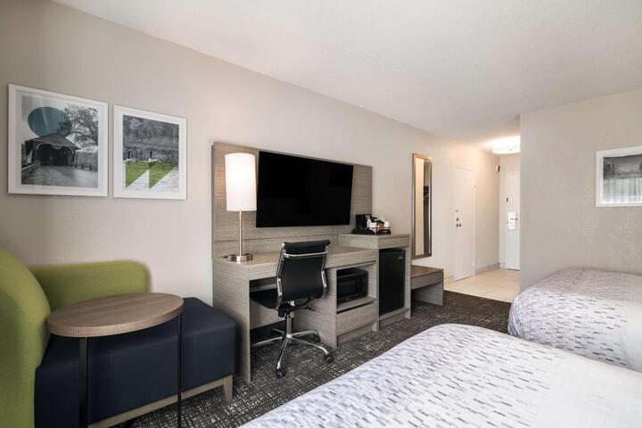 2 Queen Beds Pet Friendly Room Desk Microwave and Refrigerator Full Breakfast (2 of 16)