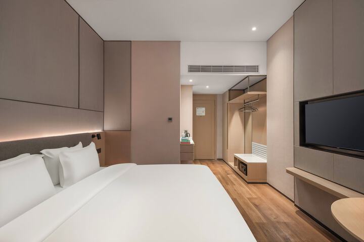 Room 33 of 102