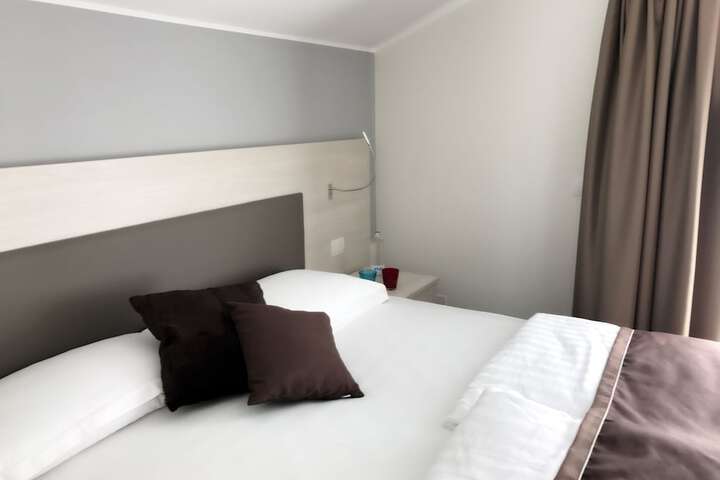 Room 4 of 73