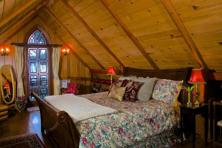 Room 4 of 8