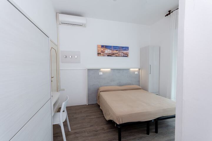 Room 10 of 25
