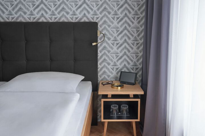 Room 10 of 30