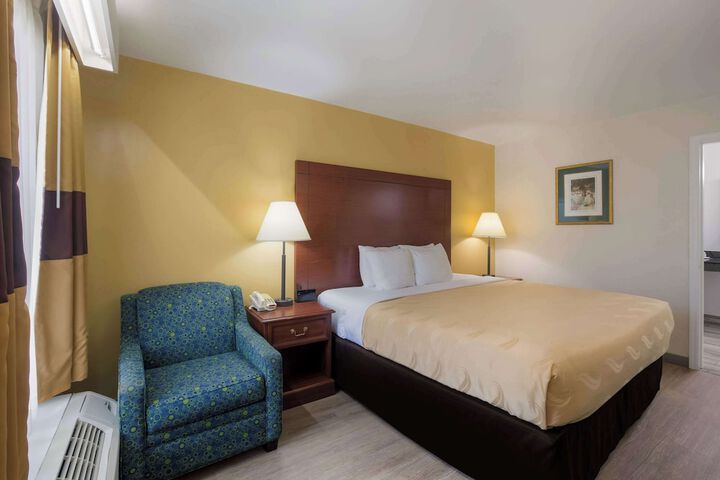 1 King Bed (16 of 20)
