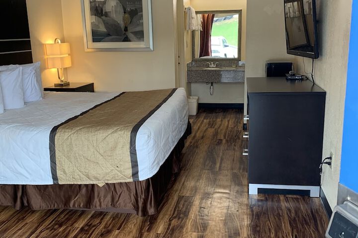 1 King Bed (2 of 8)