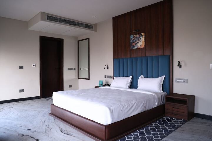 Room 9 of 35