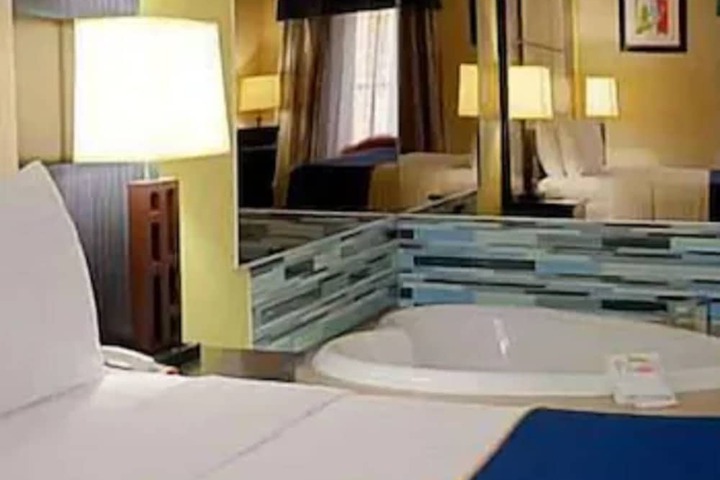 1 King Bed Suite (7 of 8)