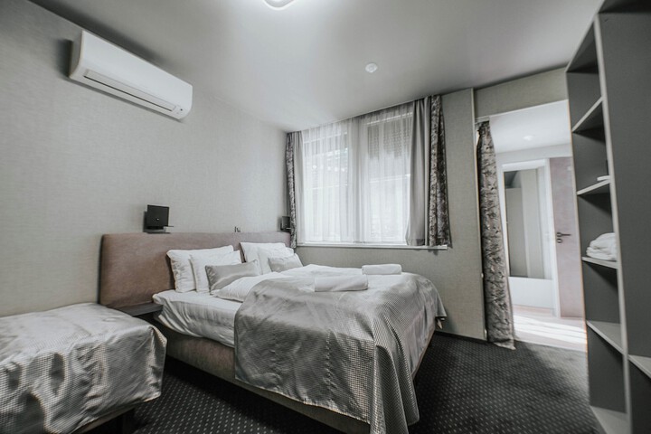 Room 8 of 33