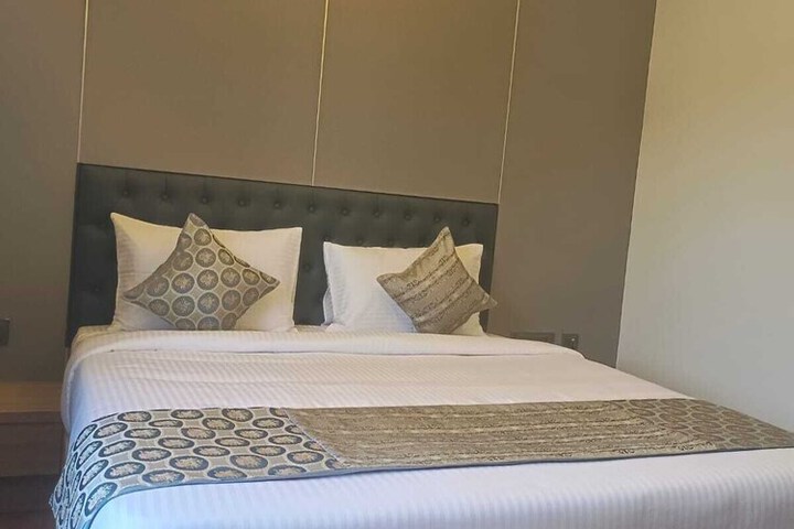 Room 9 of 33