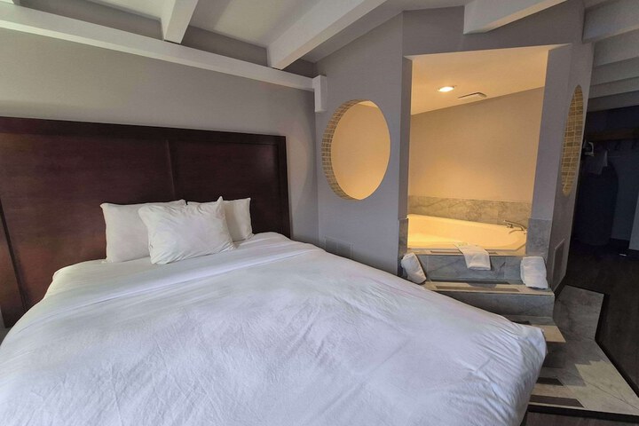 2 Queen Beds Accessible (11 of 25)