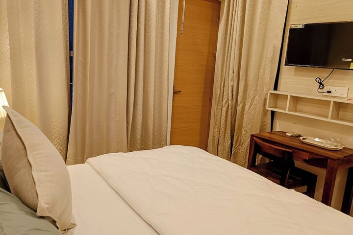 Room 6 of 15