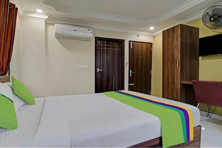 Room 10 of 16