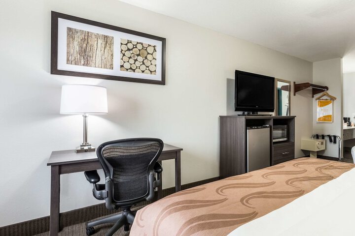 1 Queen Bed (7 of 13)